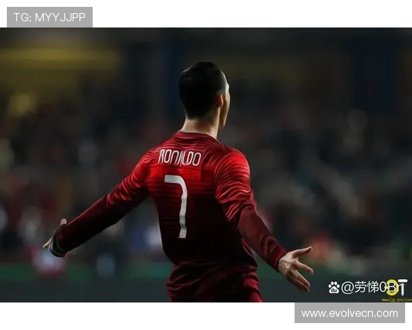 《从绿茵场到人生巅峰：揭秘足球运动员背后的奋斗与荣耀》